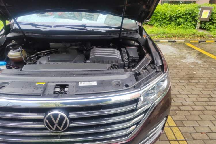 Used Volkswagen Viloran 2022 330TSI Luxury Edition Engine Bay Left