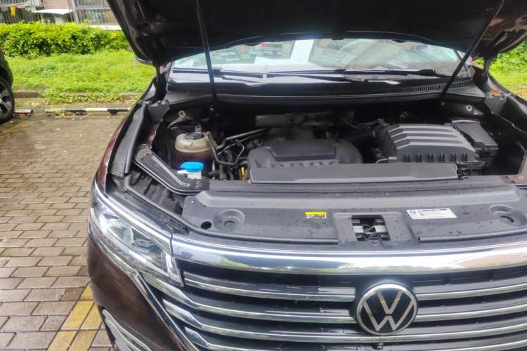 Used Volkswagen Viloran 2022 330TSI Luxury Edition Engine Bay Right