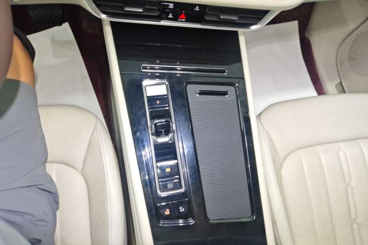 Used Volkswagen Viloran 2022 330TSI Luxury Edition Gear Lever