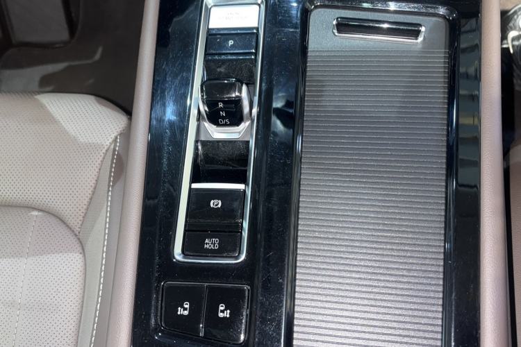 Used Volkswagen Viloran 2022 380TSI Luxury Edition Gear Lever
