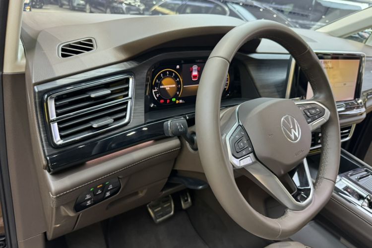 Used Volkswagen Viloran 2022 380TSI Luxury Edition Interior 6