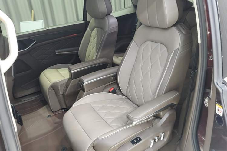 Used Volkswagen Viloran 2022 380TSI Prestige Edition Left Rear Seat