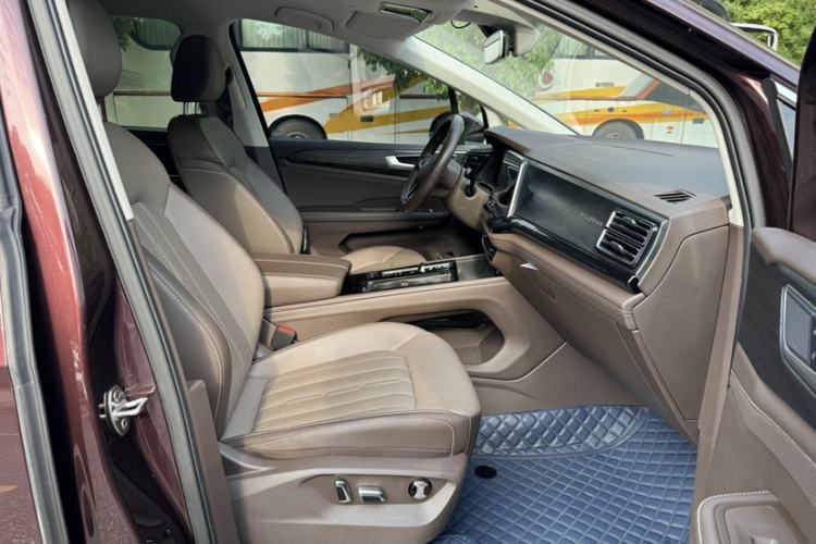 Used Volkswagen Viloran 2022 380TSI Luxury Edition Right Front Seat