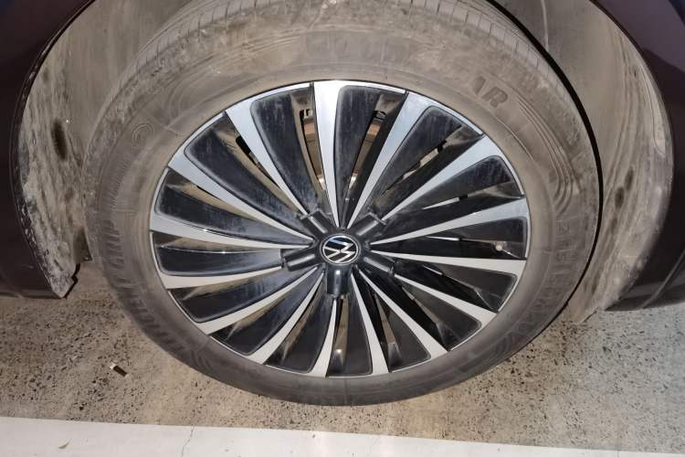 Used Volkswagen Viloran 2022 380TSI Prestige Edition Right Front Wheel Hub