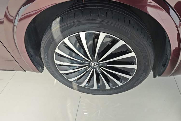 Used Volkswagen Viloran 2022 380TSI Prestige Edition Right Front Wheel Hub