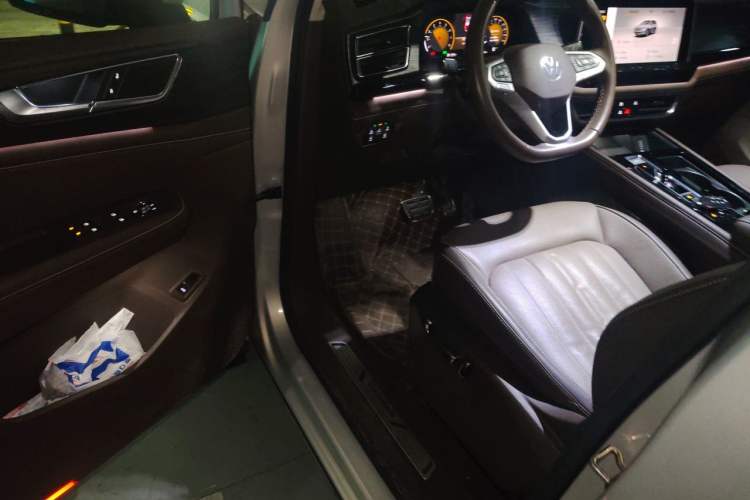 Used Volkswagen Viloran 2022 380TSI Luxury Edition Driver Seat