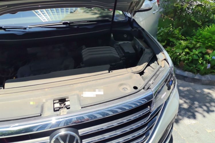 Used Volkswagen Viloran 2022 330TSI Luxury Edition Engine Bay Left