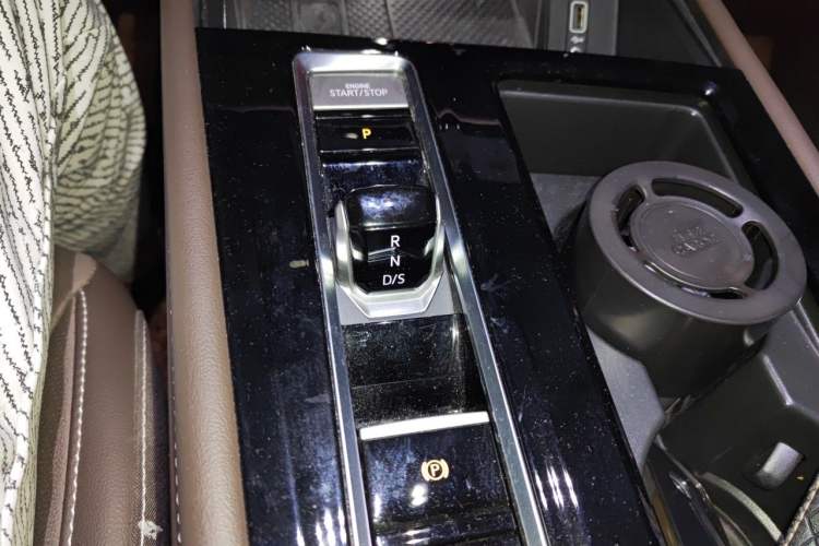 Used Volkswagen Viloran 2022 330TSI Luxury Edition Gear Lever