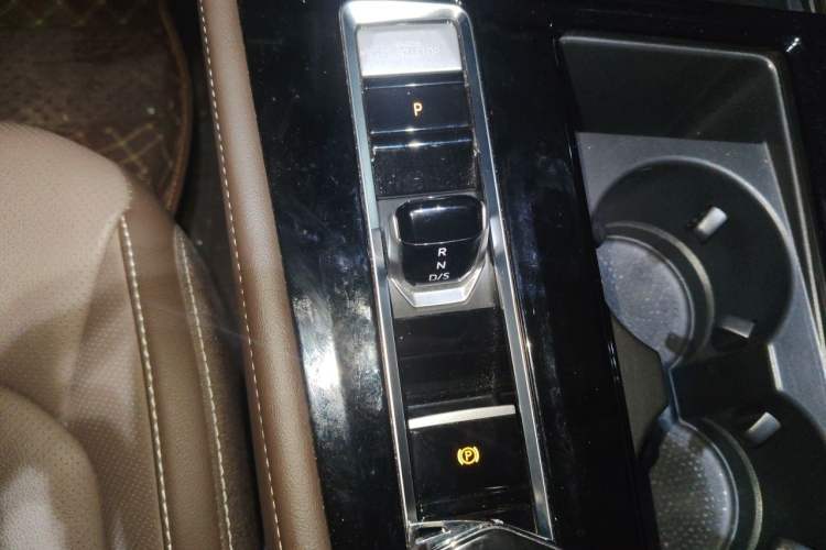 Used Volkswagen Viloran 2022 380TSI Luxury Edition Gear Lever