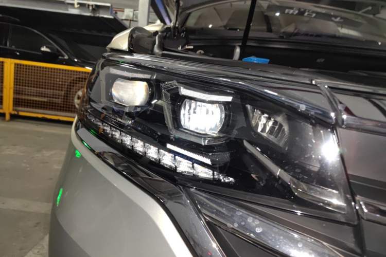 Used Volkswagen Viloran 2022 330TSI Luxury Edition Right Front Headlight