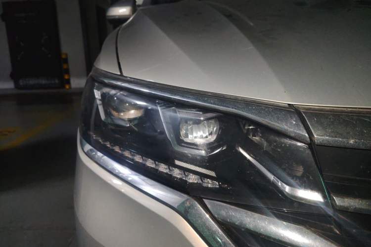 Used Volkswagen Viloran 2022 380TSI Luxury Edition Right Front Headlight