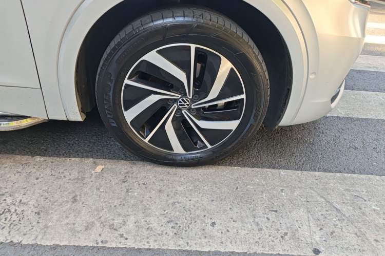 Used Volkswagen Viloran 2022 380TSI Luxury Edition Right Front Wheel Hub
