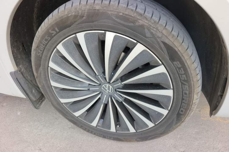 Used Volkswagen Viloran 2022 380TSI Prestige Edition Right Front Wheel Hub