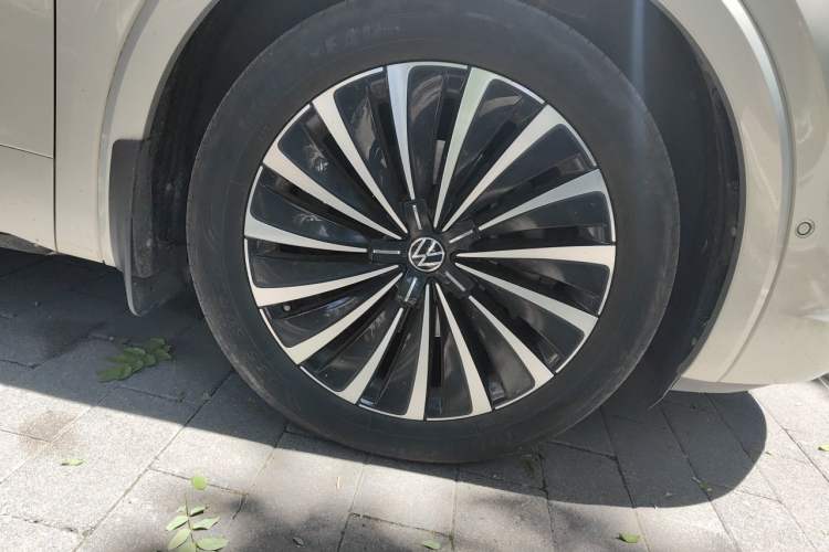 Used Volkswagen Viloran 2022 380TSI Prestige Edition Right Front Wheel Hub