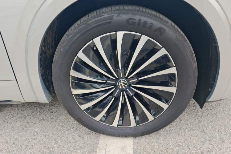 Used Volkswagen Viloran 2022 380TSI Prestige Edition Right Front Wheel Hub