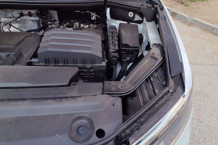 Used Volkswagen Viloran 2022 330TSI Luxury Edition Engine Bay Left