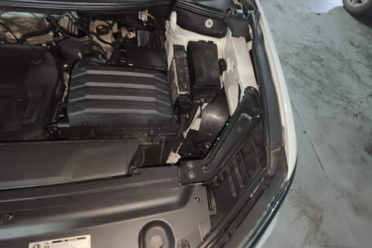 Used Volkswagen Viloran 2022 330TSI Luxury Edition Engine Bay Left