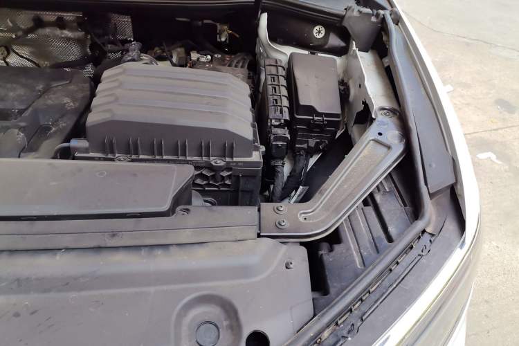 Used Volkswagen Viloran 2022 330TSI Luxury Edition Engine Bay Left