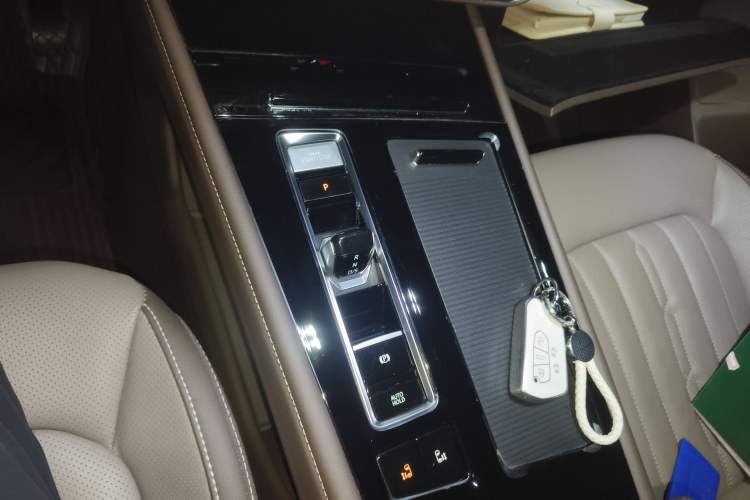 Used Volkswagen Viloran 2022 330TSI Luxury Edition Gear Lever
