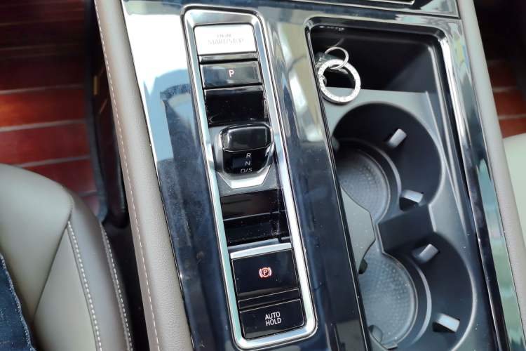 Used Volkswagen Viloran 2022 330TSI Luxury Edition Gear Lever