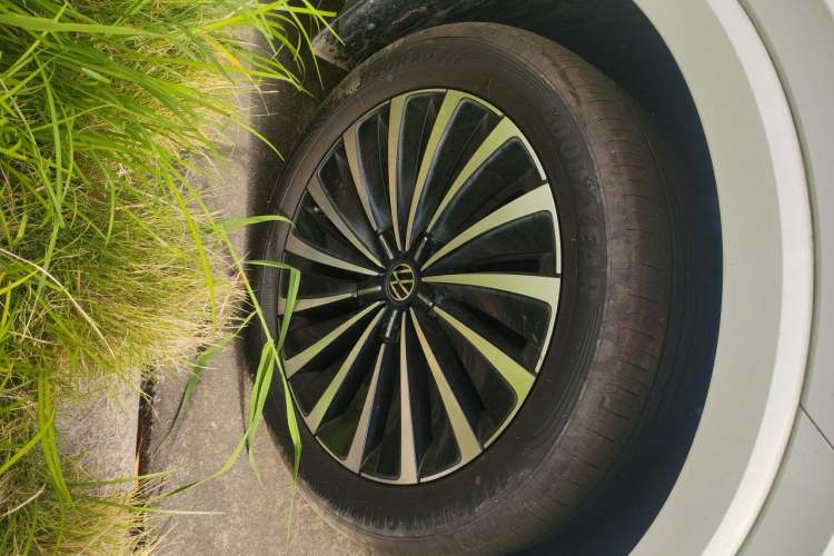 Used Volkswagen Viloran 2022 380TSI Prestige Edition Right Front Wheel Hub
