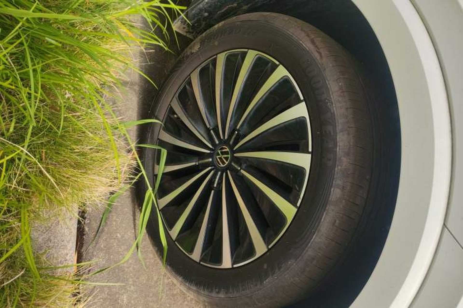 Used Volkswagen Viloran 2022 380TSI Prestige Edition Right Front Wheel Hub