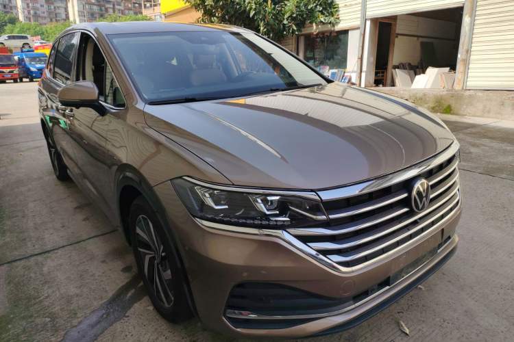 Used Volkswagen Viloran 2022 380TSI Luxury Edition Front Right 45 Deg