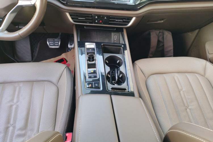 Used Volkswagen Viloran 2022 380TSI Luxury Edition Gear Lever