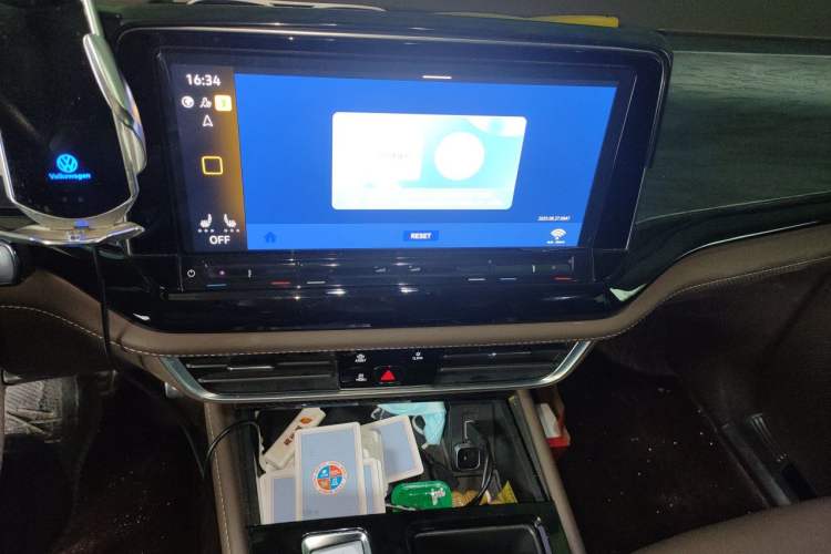 Used Volkswagen Viloran 2023 380TSI Luxury Edition Audio And AC Panel
