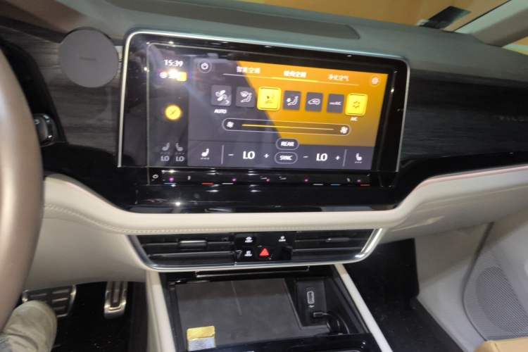 Used Volkswagen Viloran 2023 Revised Version 380TSI Luxury Edition Audio And AC Panel