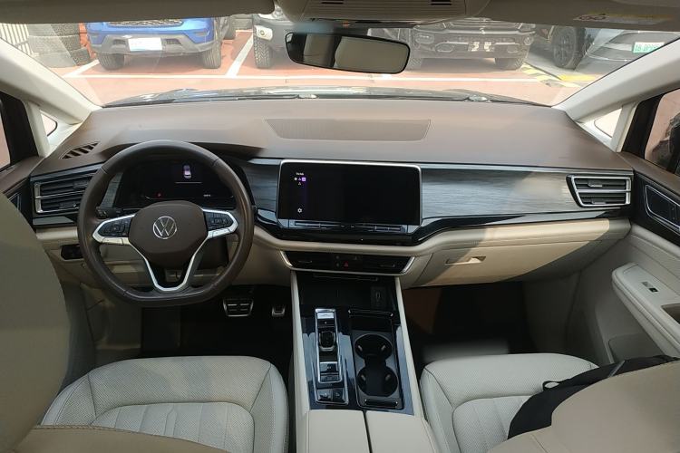 Used Volkswagen Viloran 2023 380TSI Luxury Edition Center Console