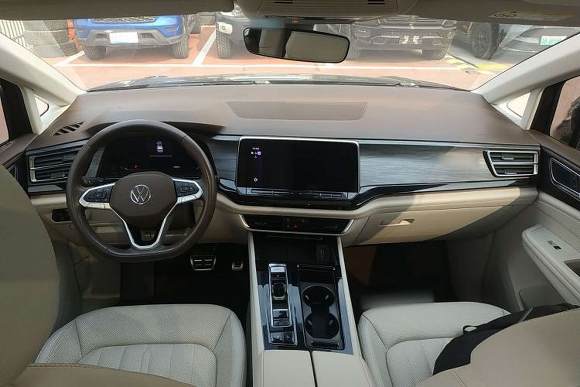 Used Volkswagen Viloran 2023 380TSI Luxury Edition Center Console