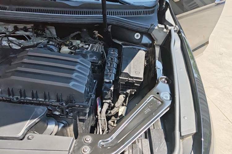 Used Volkswagen Viloran 2023 330TSI Luxury Edition Engine Bay Left