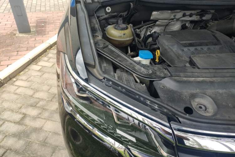 Used Volkswagen Viloran 2023 380TSI Luxury Edition Engine Bay Right