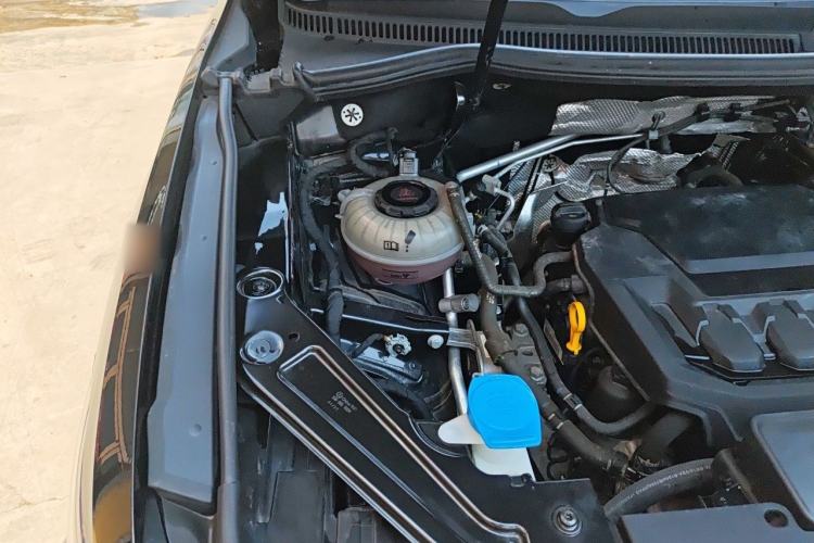 Used Volkswagen Viloran 2023 330TSI Luxury Edition Engine Bay Right