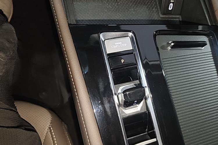 Used Volkswagen Viloran 2023 380TSI Luxury Edition Gear Lever