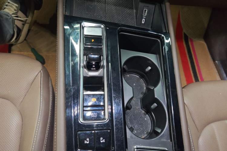 Used Volkswagen Viloran 2023 Facelift 330TSI Luxury Edition Gear Lever