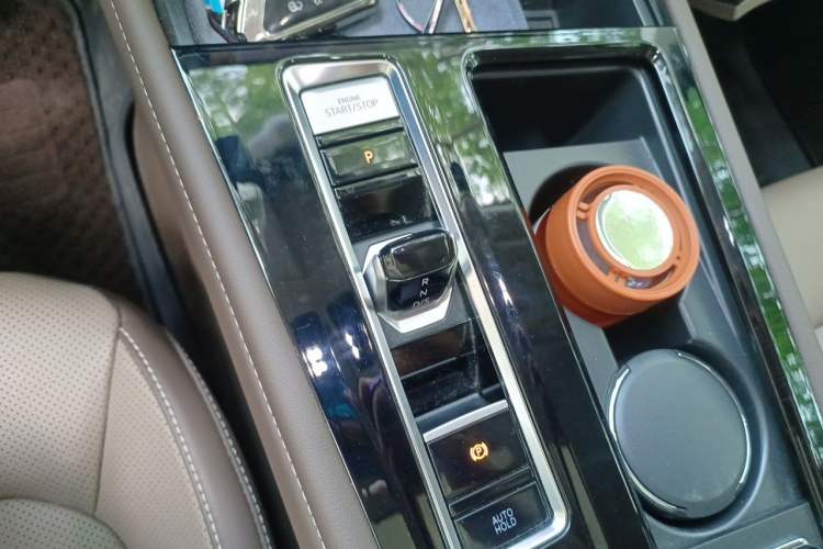 Used Volkswagen Viloran 2023 380TSI Luxury Edition Gear Lever
