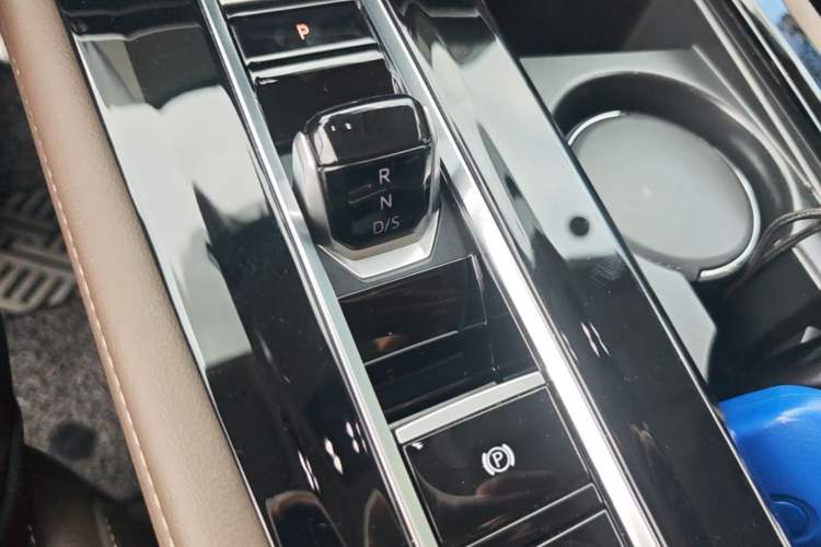 Used Volkswagen Viloran 2023 380TSI Luxury Edition Gear Lever