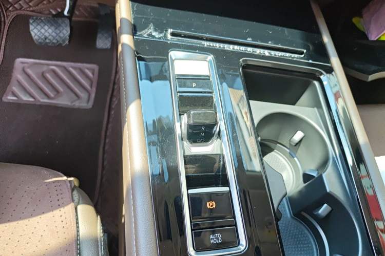 Used Volkswagen Viloran 2023 330TSI Luxury Edition Gear Lever