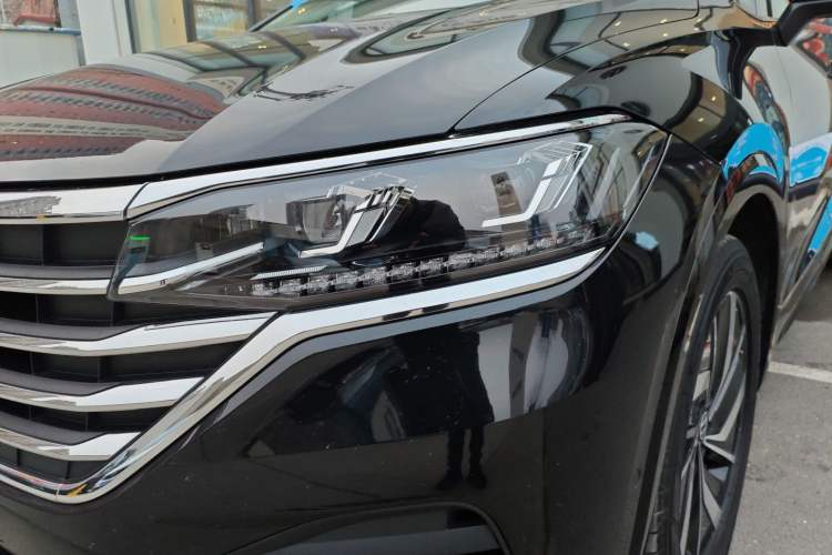 Used Volkswagen Viloran 2023 Facelift 330TSI Luxury Edition Left Front Headlight