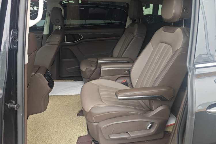 Used Volkswagen Viloran 2023 380TSI Luxury Edition Left Rear Seat