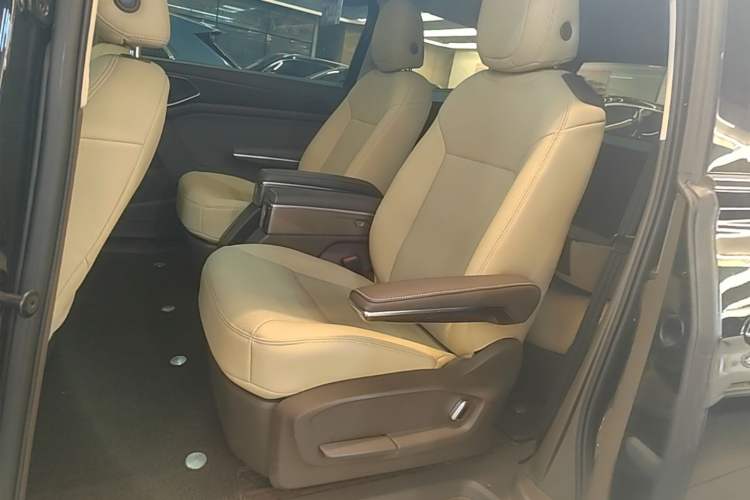 Used Volkswagen Viloran 2023 Revised 330TSI Business Edition Left Rear Seat