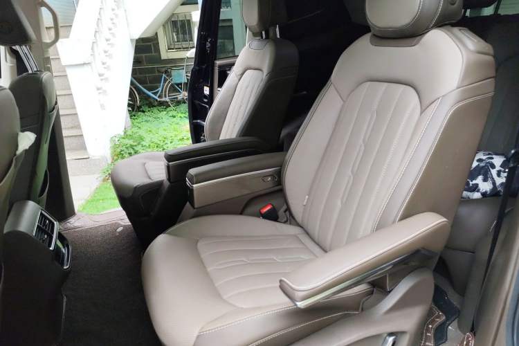 Used Volkswagen Viloran 2023 380TSI Luxury Edition Left Rear Seat