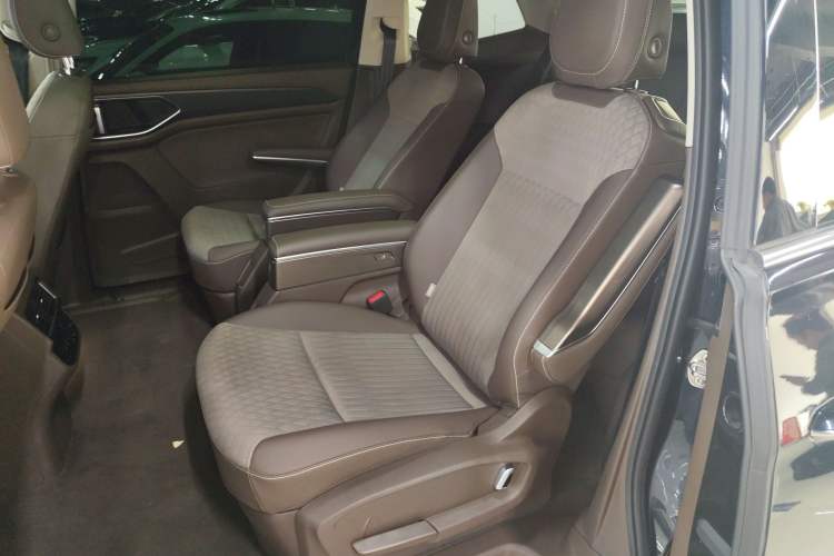 Used Volkswagen Viloran 2023 Revised 330TSI Business Edition Left Rear Seat