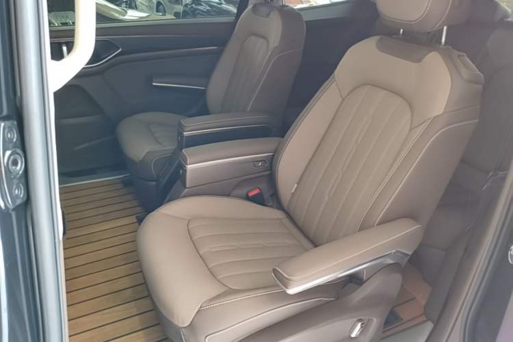 Used Volkswagen Viloran 2023 380TSI Luxury Edition Left Rear Seat