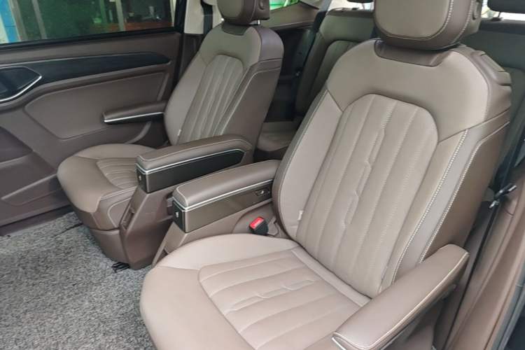 Used Volkswagen Viloran 2023 380TSI Luxury Edition Left Rear Seat