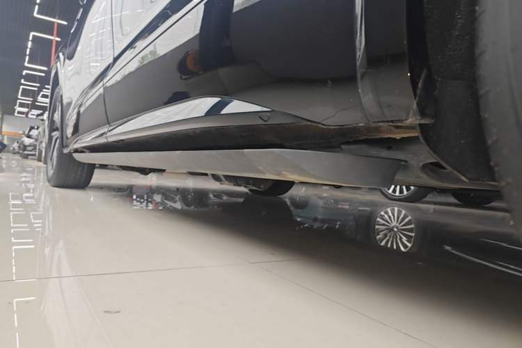 Used Volkswagen Viloran 2023 380TSI Luxury Edition Left Side Sill