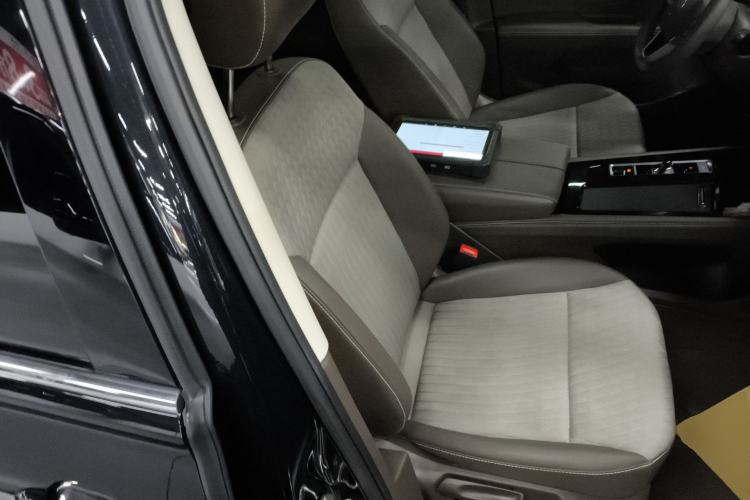 Used Volkswagen Viloran 2023 Revised 330TSI Business Edition Right Front Seat