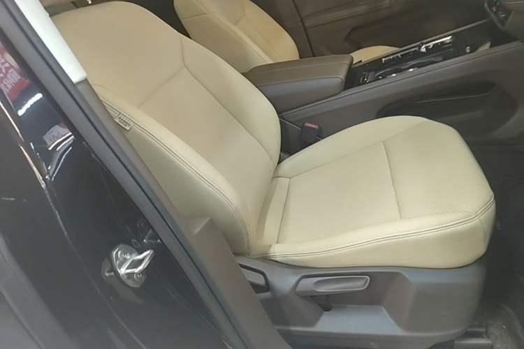 Used Volkswagen Viloran 2023 Revised 330TSI Business Edition Right Front Seat
